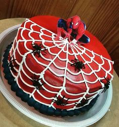 a spiderman cake on a plate with the caption'confitieiras maracasas '