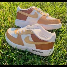 New In Box Custom Painted As Pictured Zapatillas Nike Air Force, Custom Shoes Diy, Nike Shoes Air Force, Nike Shoes Girls, Dr Shoes, Jordan Shoes Girls, Preppy Shoes, Custom Nike Shoes, All Nike Shoes