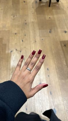 Burgundy Nails On Black Women, Early Fall Nails Short Square, Latina Short Nails, Cherry Red Nails Black Women, Wine Red Nails Square, College Nails Ideas, Red Nails Short Square, Burgundy Short Nails, Short Red Acrylics