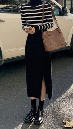 Professional Long Skirts Work Outfits, Long Black Tube Skirt Outfit, Work Outfits Long Skirt, Cute Winter Outfits Classy, Long Black Skirt Autumn Outfit, Tiered Maxi Skirt Outfit Fall, Long Skirts Fall Outfits, Midi Black Skirt Outfit Fall, Dress With Jumper On Top