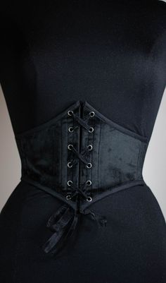 Do you like corsets but also like to feel comfortable in your clothes? This belt is made for you! This is an elastic waist cincher, made of quality black velvet. Steel bones on the front of the belt provide support and give the illusion that it is a real corset. The sturdy elastic that makes up the back of this accessory allows for greater support than a classic belt and will adapt perfectly to your waist. Handmade item in France (and with great care :) ) Underbust Corset Outfit, Black Velvet Corset, Fashion Design Books, Velvet Corset, Classic Belt, Waist Corset, Image Swag, Corset Belt, Underbust Corset