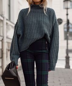 Pullover | Turtleneck | Streetstyle | Autumn | Inspiration | More on Fashionchick Fall Fashion Coats, Simple Fall Outfits, Pullover Mode, Waffle Knit Sweater, Bohol, Looks Black, Cold Weather Outfits, Plaid Pants, Ok Ru