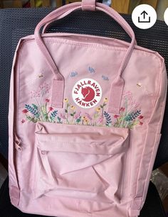 Flower Hand Embroidery, Clothes Embroidery Diy, Embroidered Backpack, Embroidery On Clothes, Cute Embroidery, Cute Backpacks, Hand Embroidery Patterns, Diy Embroidery, Embroidery And Stitching