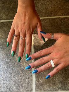 Two Color Chrome Nails, One Hand Green One Hand Blue Nails, Hailey Bieber Nails Color, Blue Green Nail Ideas, Hailey Bieber Blue Nails, Green And Blue Nail Art, Blue And Green Chrome Nails, Green Hailey Bieber Nails, Sparkly Turquoise Nails