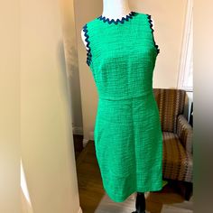 J.Crew Green Midi Dress In Textured Tweed Size 6 Elegant Fitted Green Tweed Dress, Chic Green Fitted Tweed Dress, Chic Green Tweed Dress For Spring, Green Tweed Dress For Work, Green Midi Dress, Size 6 Dress, J Crew, Midi Dress, Size 6