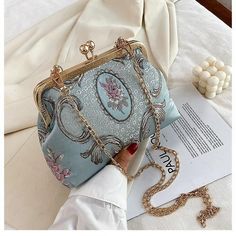 Beautiful Carteras Aesthetic Designer Handbags Aesthetic, Carteras Aesthetic, Handbags Aesthetic, Vintage Designer Handbags, Jewellery Shop Design, Fashion Flowers, Flower Handbag, Floral Party Dress