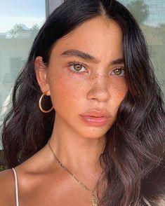 Surf Girl Hair, Thick Eyebrows, Natural Face, Photo Instagram, Messy Hairstyles, Brown Eyes, Simple Makeup, Natural Skin, Fashion Makeup