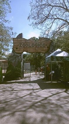 the entrance to zoologico is surrounded by trees