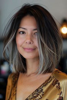 Woman with a collarbone-grazing straight cut, exuding a classic and elegant look Brunette To Grey, Collarbone Length Bob, Collar Bone Length Hair, Bob Highlights, Dark Curls, Collarbone Length Hair, Shoulder Length Straight Hair, Hip Hair, Chic Bob