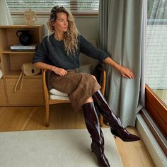 6 Midi Skirt and Boots Outfits That Make Winter Dressing Beyond Easy Suede Skirt Outfit, Midi Skirt And Boots, Style Parisienne, High Boots Outfit, Midi Skirt Outfit, Skirts With Boots, Outfit Formulas, Trending Boots, Estilo Chic