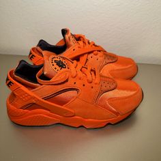 Treats The Retro Runner To A Monochrome Makeover. A Dark Orange Hue Floods The Bootie-Style Upper, Featuring Stretchy Neoprene-Like Textile With Tonal Suede Overlays At The Toe And Midfoot. The One Note-Finish Is Interrupted By Contrasting Black Accents On The Sneaker’s Branding Elements, Including A Huarache Tongue Patch And An Embossed Nike Wordmark On The Heel Strap. A Color-Matched Phylon Midsole Is Enhanced With Nike Air Cushioning. Casual Huaraches With Cushioned Footbed For Streetwear, Nike Casual Huaraches For Streetwear, Cushioned Lace-up Huaraches For Streetwear, Lace-up Huaraches With Cushioned Footbed For Streetwear, Nike Sporty Huaraches With Round Toe, Nike Huaraches With Round Toe For Streetwear, Nike Sporty Huaraches For Streetwear, Sporty Nike Huaraches With Round Toe, Streetwear Huaraches With Cushioned Footbed And Round Toe