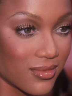 ✨Natural makeup ideas. Flawless glam makeup. Tyra Banks 90s makeup aesthetic. Brown makeup ideas. Tyra Banks aesthetic. 2024 trending makeup. Blush makeup ideas✨ #taylajaybeauty #flawless #makeup #celebrityfashion #beauty #classy #flawless #taylajay #pretty #wintermakeup #tyrabanks Icy 2000s Makeup, Classic 90s Makeup, 90s Vixen Makeup, Smokey Eye 90s, Natural 90s Makeup, 90s Makeup Aesthetic, 90s Makeup Black Women, 90s Cool Toned Makeup, 90s Style Makeup