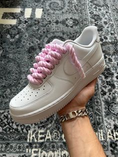 Lacets en corde Air Force 1 personnalisés 'Rose' ☁️ La Air Force 1 avec lacets en corde dans la variante rose est une chaussure faite à la main et fabriquée sur demande. ✅ Toutes tailles disponibles sur demande 🔨 Il faut environ 5 jours ouvrables pour produire avant l'expédition. ☁️ Les lacets roses de 10 mm d'épaisseur donnent à cette chaussure un look stylé et s'accordent parfaitement au design rose tendance. 💭 La base de ce custom est une Nike Air Force 1 originale. Air Force 1 Rope Laces, Air Force 1 Pink, Air Force Women, Nike Air Force 1 Custom, Cute Nike Shoes, Cute Nikes, Air Force Ones, Pink Design, Handmade Shoes