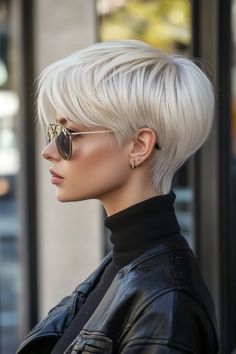 Explore the 33 best short pixie hairstyles and haircuts in 2024 for a bold and trendy look! ✨💇‍♀️ #PixieHairstyles #HairTrends2024 #ShortHair #HairInspo Teen Haircuts, Edgy Hair Color, Crop Hair, Great Haircuts, Short Grey Hair, Short Bob Haircuts, Edgy Hair, Short Hair Styles Pixie