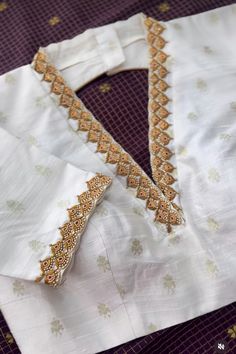 Heavy Blouses, Normal Blouse, Bangle Diy, Shading Drawing, Saree Tassels Designs, White Blouses, Aari Blouse