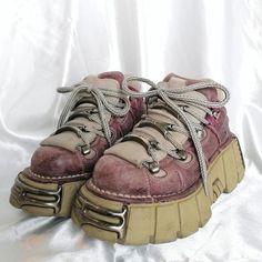 Rock Boots, Dr Shoes, Funky Shoes, Dad Sneakers, New Rock, Swag Shoes, Looks Chic, Pretty Shoes