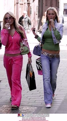 Vintage Juicy Tracksuit, 2000s Tracksuit Outfit, 2000s Fashion Outfits Casual, 2k Fashion, 2000 Outfit, 2000 Outfits, Fashion Girlies, 00s Mode