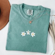 Comfort Colors Daisy Shirt, Embroidered Comfort Colors Shirt, Embroidered Flower Shirt, Daisies T-Shirt, Embroidered Daisies, Spring Shirt This embroidered daisies comfort colors shirt is everything. Perfect to wear for springtime! ✨ 100% Cotton ✨ Pre-shrunk ✨ Relaxed fit Care: Machine wash: warm (max 40C or 105F) Tumble dry: low Do not iron directly on the print REFUNDS AND EXCHANGES All items are made to order using multiple suppliers to ensure quick worldwide shipping. For this reason we are Flower Embroidery Tshirt, Black Eyed Susan Flower, North Carolina Shirt, Embroidered Daisies, Daisy Shirt, Smiley Face Tshirt, Peach Shirt, Texas Shirts, Rose Shirts