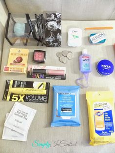 Small Purse Essentials, Purse Essentials List, Girl Survival Kits, Purse Necessities, Mini Emergency Kit, Mini First Aid Kit, Emergency Bag, Purse Essentials