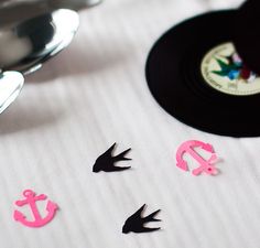 Rockabilly Retro Wedding Table Confetti - Pink Anchors Black Swallows - Vintage Tattoo Style Sailor Jerry by ThemeQueenShop on Etsy Sailor Wedding, Vintage Toys 80s, Vintage Style Tattoos, Cut Table, Vintage Fashion 1960s, Wedding Rings Art