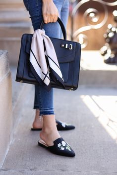 silk scarf around purse | fashion | fashion blog | fashion blogger | outfit ideas | style | what to wear Edgy Bags, Style Parisienne, Fashion Blogger Outfit, Fashion Edgy, Jeans With Heels, Blogger Outfits, Paris Mode, Skirts With Boots, How To Wear Scarves