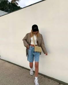 Denim Bermuda Shorts Outfit, Long Denim Shorts Outfit, Short Women Outfits, Sofia Coelho, Blazer E Short, Long Denim Shorts, Jean Short Outfits, Denim Shorts Outfit