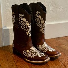 Size 8 Hit Sizing Runs Small. Would Best Fit A 7-7 1/2 Square Toed Boots, Embroidered Cowgirl Boots, Frye Campus Boots, White Cowgirl Boots, Black Cowgirl Boots, Pink Cowboy Boots, Blue By Betsey Johnson, Tan Leather Boots, Black Cowgirl