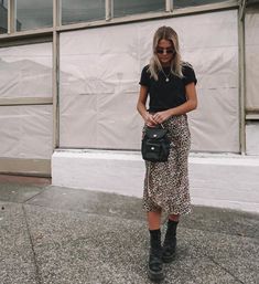 For the love of leopard! The Chosen Ellie Midi Skirt from Tuchuzy. Long Skirt Outfits, Quoi Porter, Rock Outfit, Spring Skirts, Combat Boot, Midi Skirts, Skirt Outfit, Mode Inspo, Date Outfits