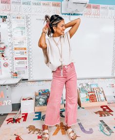 Back To School Outfit Teacher, Trendy Preschool Teacher Outfits, Teacher Aid Outfits, Sophisticated Teacher Outfits, Teacher Outfits Trendy, Comfy Preschool Teacher Outfits, Kindergarten Teacher First Day Of School Outfit, Boho Outfits Teacher, Womens Teacher Outfits