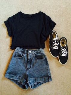 Simple but super cute. I world personally maybe pair it with a long necklace to class it up. To give it comfort yet flare either a cardigan or flannel would be cute Bridget Bardot, Stylish Lifestyle, Hipster Grunge, Vintage Hipster, Bohol, Boyfriend Jean, Cooler Look, Clothes Summer, Photography Instagram