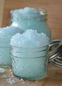 Foot Scrub Recipe, Homemade Foot Scrub, Diy Body Scrub Recipes, Diy Sugar Scrub Recipe, Diy Sugar Scrub, Haut Routine, Body Scrub Recipe, Scrub Homemade, Sugar Scrub Homemade