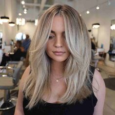 Hairstyles Trending, Middle Part Hairstyles, Medium Length Hair With Layers, Makijaż Smokey Eye, Blonde Hair Inspiration, Haircuts Straight Hair, Mid Length Hair, Long Layered Hair, Middle Part