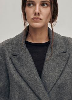 Chaqueta oversize gris estilo blazer
Una versión recortada de los clásicos abrigos estilo chaquetón, la chaqueta Mai está hecha de fieltro de lana en una forma oversize. Viene con solapas de muesca y bolsillos integrados clásicos, junto con detalles más sutiles como mangas dobladas con puños en punta. Grey Oversized Blazer, Vegan Boots, Style Blazer, Grey Coat, Oversized Blazer, Pea Coats, Wool Blazer, Winter Sale, Welt Pockets