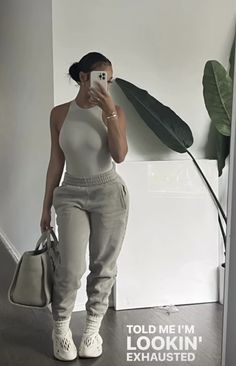 Cabin Trip Outfit Black Women, Minimalist Fits, Runners Outfit, Jogger Outfit, Cabin Vibes, Looks Hip Hop, Yeezy Outfit, Baddie Vibes, Airport Aesthetic