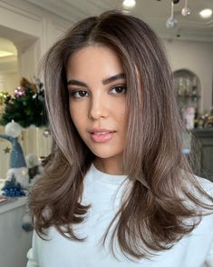 Top 25 Medium Haircuts for Summer 2024 - divagaze.com Haircuts For Summer, Cuts For Round Faces, Highlights For Brown Hair, Ash Blonde Ombre, Medium Haircuts, Rich Brunette, Silver Blonde, Professional Hairstylist, Brown Hair With Highlights