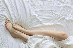 9 Night Rituals You Should Always Do Before Bed Restless Leg Remedies, Point Acupuncture, Waking Up Tired, Restless Legs, Restless Leg Syndrome, Leg Cramps, Body Creams, Acne Scar Removal, Louise Hay