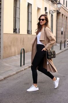 Street style Minimalista Sikk, Street Style Jeans, How To Wear Leggings, Sneakers Street Style, White Sneakers Women, Stil Inspiration, Corpse Bride