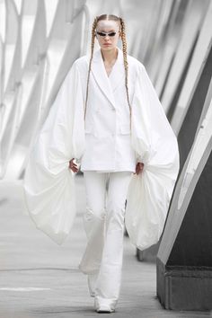 China Fashion Week, White Clothing, Milano Fashion Week, Looks Street Style, Milan Fashion Weeks, Futurism, Fashion Studio, China Fashion