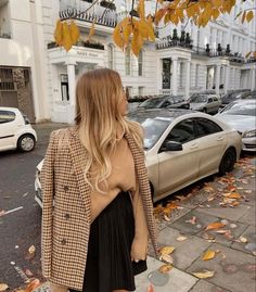 neutral beige fall outfit blazer skirt Beige Fall Outfit, Chilly Weather Outfits, Sweater Outfits Fall, Fresh Outfits, Trendy Sweaters, Fall Outfits For Work, Uniform Fashion, Stylish Sweaters, Women Street