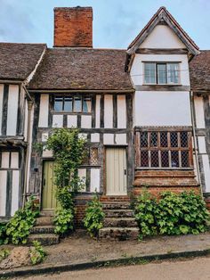 an old house with ivy growing on the outside