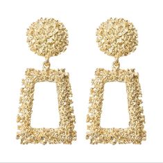 The epitome of chic sophistication: These "Hot Topic" Gold Geometric Shape Drop Dangle Statement Earrings are GORG! Crafted to command attention, these earrings boast a sleek silver finish and mesmerizing geometric design. Whether you're sipping cocktails with friends or attending a glamorous soirée, these earrings effortlessly elevate any outfit with their modern allure. Make a bold fashion statement and exude confidence with every step you take. Add a touch of elegance to your ensemble—shop ou Gold Hanging Earrings, Geometric Rose, Popular Earrings, Wedding Party Jewelry, Drag Queens, Hanging Earrings, Christmas Gift Jewelry, Gold Geometric, Rose Earrings