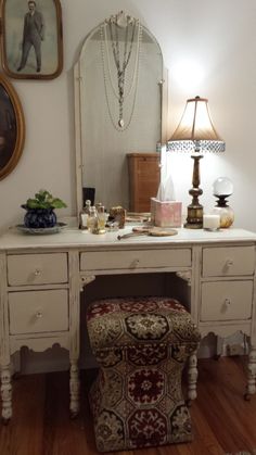 (ad) Today I'm sharing with you a Makeup desk idea for small spaces and small bedrooms. If you ... . Vanity Ideas Bedroom Vintage, Bedroom With Vanity, Painted Vintage Vanity, Vintage Vanity Aesthetic, Vintage Room Inspo, Vintage Vanity Table, Vanity Inspo, Boho Desk, Vanity Vintage