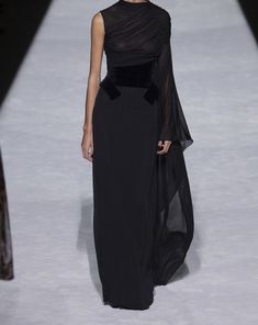 Black Dresses Classy, Runway Shoes, Runway Makeup, Runway Fashion, Set Dress, Nice Dresses, Fashion Show, Evening Dresses