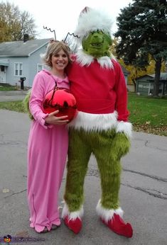 two people dressed up as the grinch and candy lou who costume for a couple