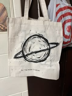 Tote Bags Ideas Design, Things To Paint On Tote Bags, Tote Bag Inspo Aesthetic, Tote Bag Designs Aesthetic, Paint Tote Bag Ideas Easy, Cute Tote Bag Design Paint, Bag Painting Ideas Diy, Eco Bag Design Ideas