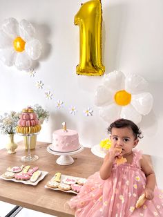 Daisy Flower Birthday Party Ideas, Daisy First Birthday Theme, Daisy Birthday Party Ideas, Daisy 1st Birthday Party, Daisy Themed Birthday Party, Baby Birthday Photoshoot