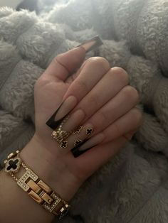 Black And Gold Nail Inspo Acrylic, Black And Gold Bling Nails, Nails For 18th Birthday, Van Cleef Nails, Hood Nails, 18th Birthday Nails, Black Ponytail, Girly Acrylic Nails, Exotic Nails