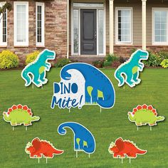 dinosaur party yard decorations in front of a house with the words dino mitte on it