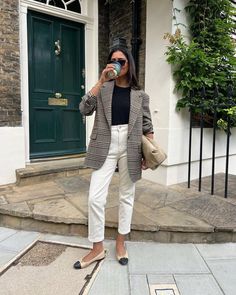 look-trabalho-calca-branca Fashion Outfits 2024 Trends Summer, White Blazer Work Outfit, Smart Casual Winter Outfits Women, Winter Outfits Office, Summer Professional Outfit, Cute Blazer Outfits, Mama Outfits, Business Casual Capsule Wardrobe, Spring Business Casual Outfits