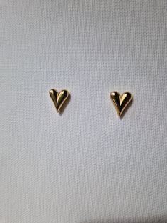 Cute retro style 18k gold plated stainless steel heart studs,  great for every day or gift. Tarnish free. Weight 4.6g Height 15mm Thickness 5mm Swarovski Crystal Hearts, Free Weight, Nickel Free Earrings, Bridal Earrings Pearl, Circle Earrings Studs, Circle Studs, Square Earrings, Pearl Earrings Dangle, Heart Studs